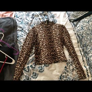 Turtle neck leapord shirt